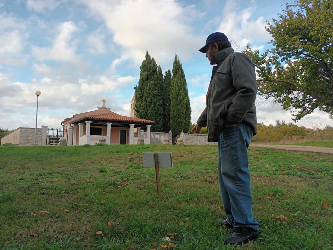 Istarska Groznica Za Prodajom U Selu Ladi I Nude Se Ak I Parcele Pored Groblja Istra