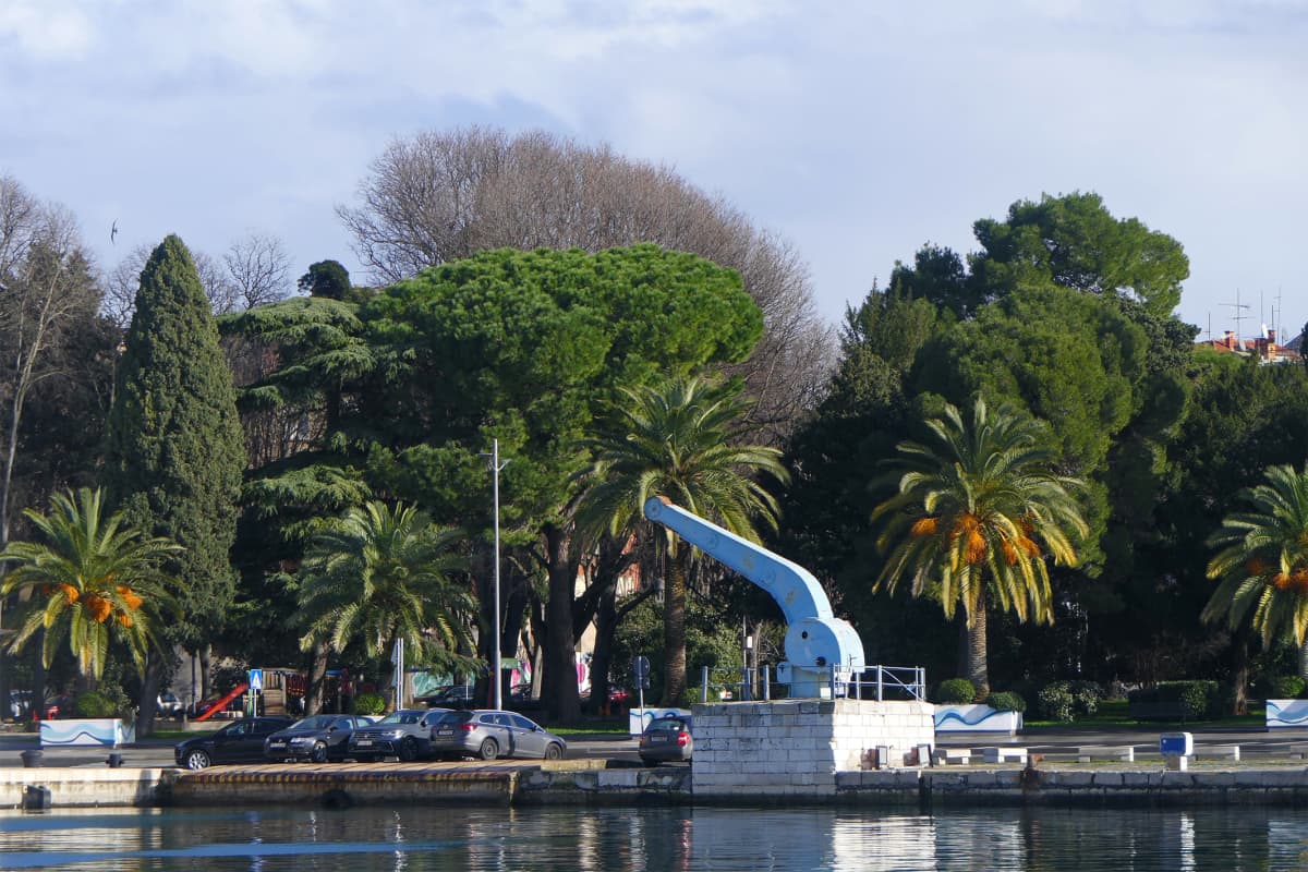 U KAKVOM JE STANJU PULSKA RIVA: Dio obalnog zida oštećen je gotovo ...