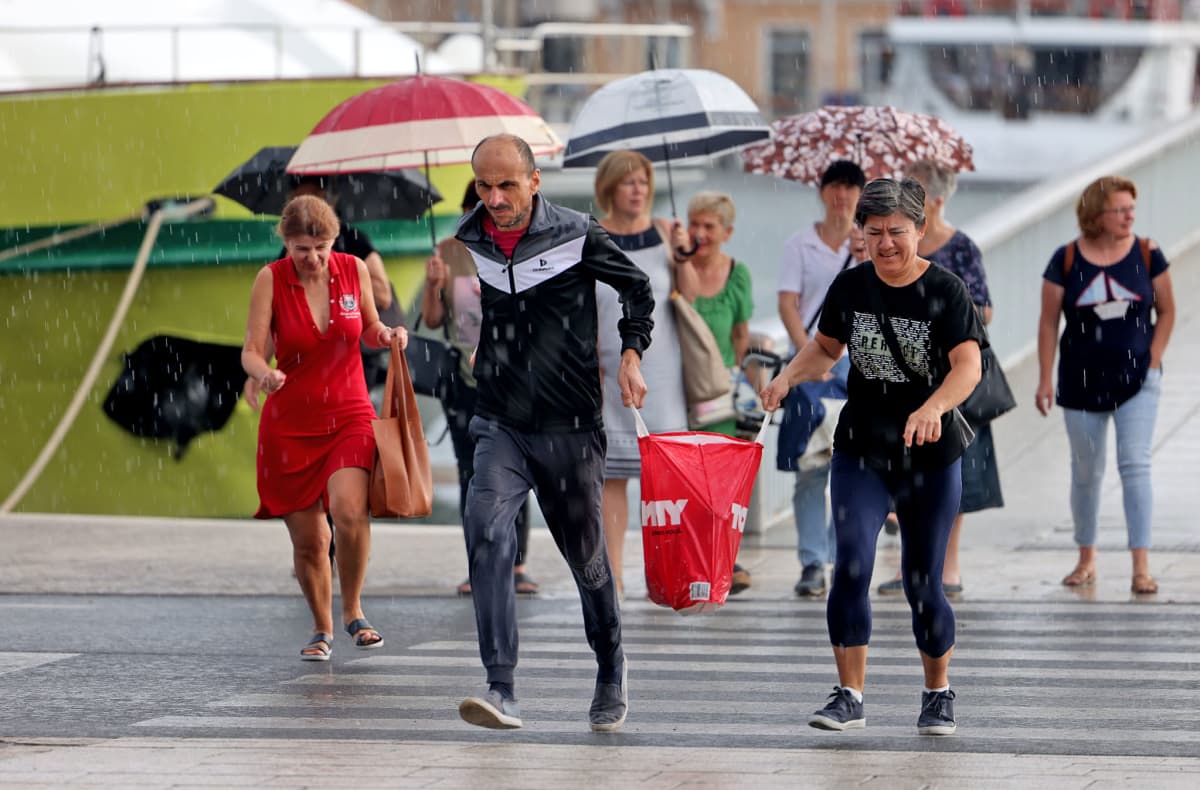 SPLIT Kiša poplavila prometnice, vatrogasci primili 100-tinjak poziva ...