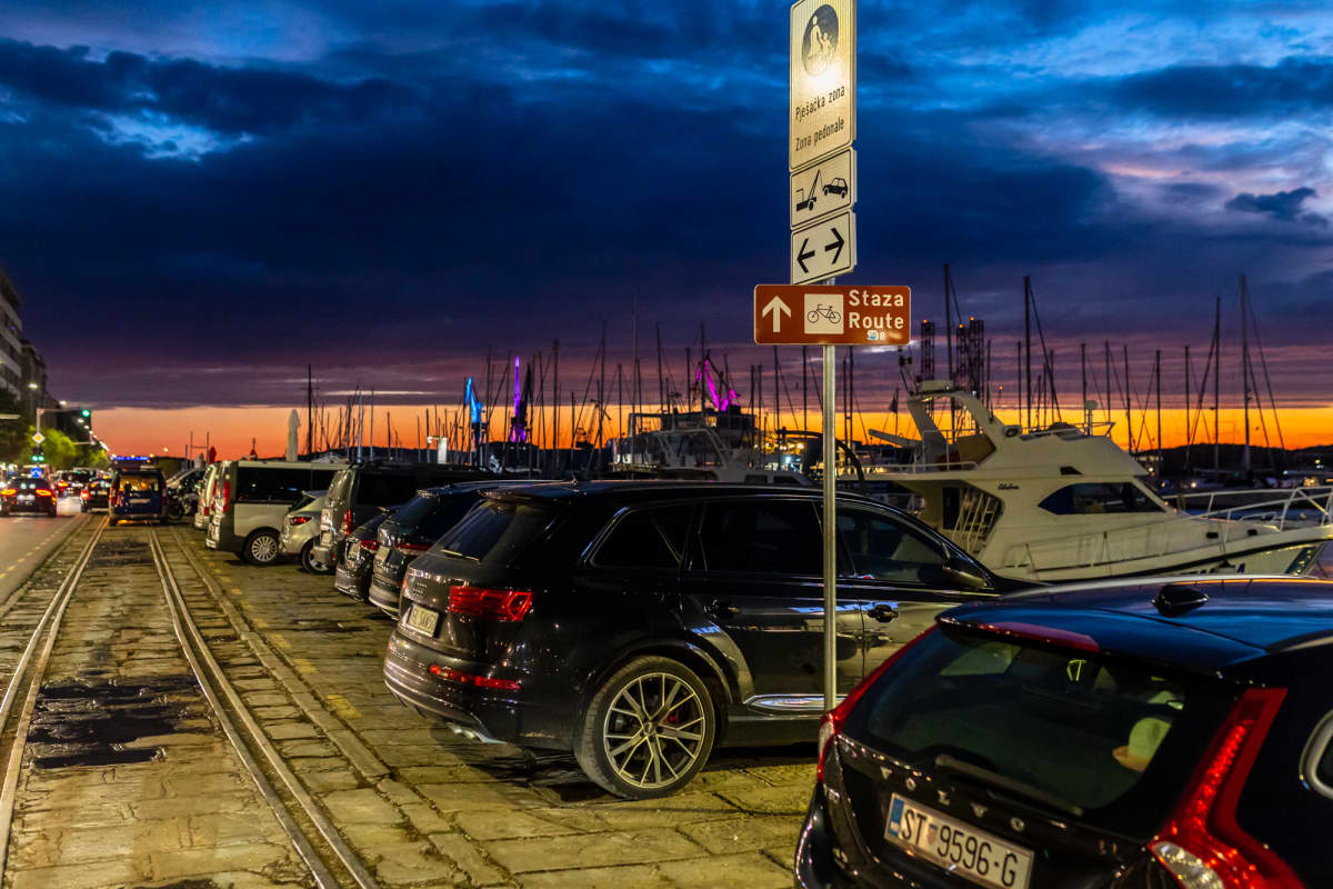 OKUPIRANA PJEŠAČKA ZONA Pulska riva u večernjim satima prepuna ...