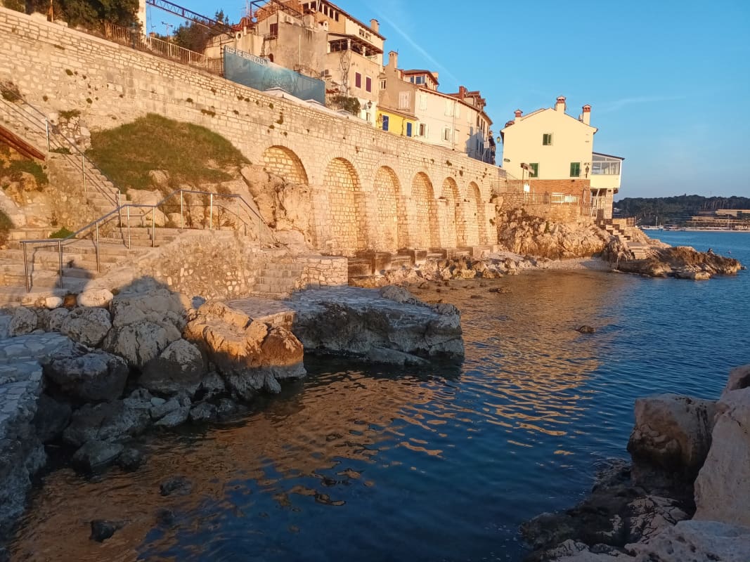 Djelić obale; u prvom planu uvalica Purtisol i potom Cugulera