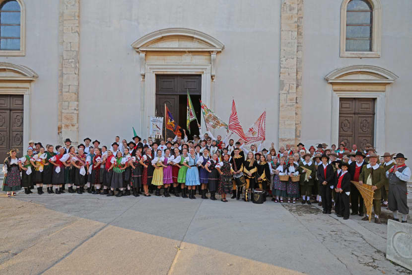 LERON Il gruppo folcloristico trevisano Pastoria del Furo si